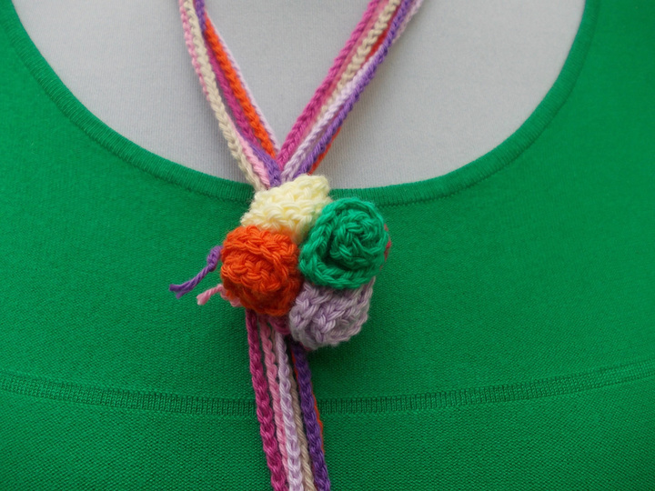 Sammelanleitung für 1. Häkelschal mit Rosenbommeln, 2. Häkelkette mit Rosenblatt, 3. Häkelkette mit Rosenbommeln, 4. Häkelblätter/Blüten, Ensemble "Rosenträume"