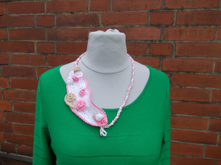 Sammelanleitung für 1. Häkelschal mit Rosenbommeln, 2. Häkelkette mit Rosenblatt, 3. Häkelkette mit Rosenbommeln, 4. Häkelblätter/Blüten, Ensemble "Rosenträume"