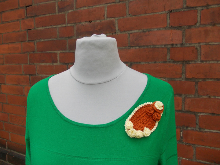 Sammelanleitung für 1. Häkelschal mit Rosenbommeln, 2. Häkelkette mit Rosenblatt, 3. Häkelkette mit Rosenbommeln, 4. Häkelblätter/Blüten, Ensemble "Rosenträume"