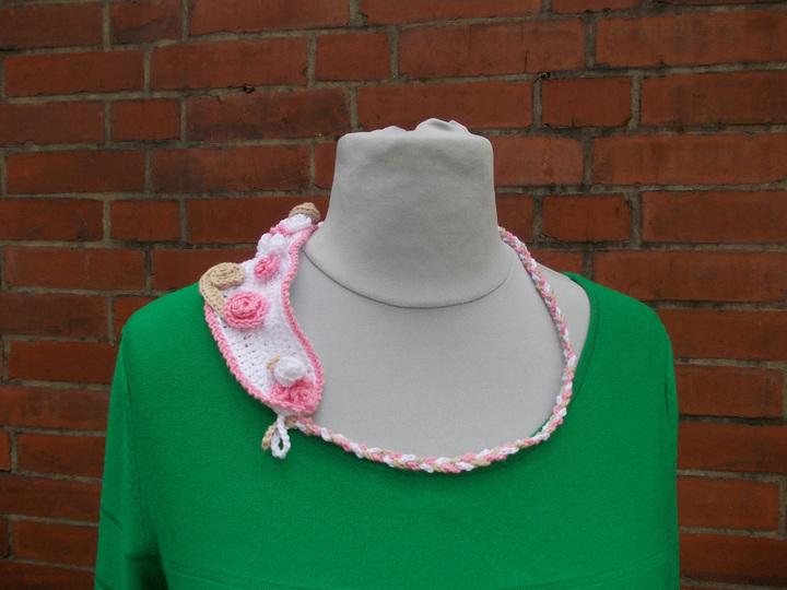 Sammelanleitung für 1. Häkelschal mit Rosenbommeln, 2. Häkelkette mit Rosenblatt, 3. Häkelkette mit Rosenbommeln, 4. Häkelblätter/Blüten, Ensemble "Rosenträume"