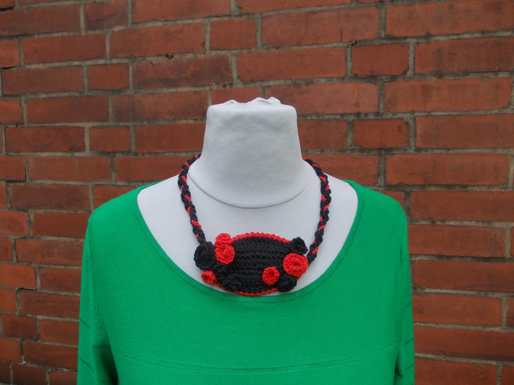 Sammelanleitung für 1. Häkelschal mit Rosenbommeln, 2. Häkelkette mit Rosenblatt, 3. Häkelkette mit Rosenbommeln, 4. Häkelblätter/Blüten, Ensemble "Rosenträume"