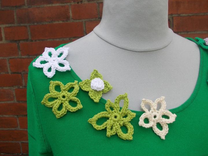 Sammelanleitung für 1. Häkelschal mit Rosenbommeln, 2. Häkelkette mit Rosenblatt, 3. Häkelkette mit Rosenbommeln, 4. Häkelblätter/Blüten, Ensemble "Rosenträume"