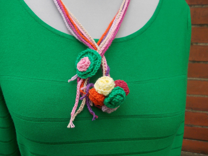 Sammelanleitung für 1. Häkelschal mit Rosenbommeln, 2. Häkelkette mit Rosenblatt, 3. Häkelkette mit Rosenbommeln, 4. Häkelblätter/Blüten, Ensemble "Rosenträume"