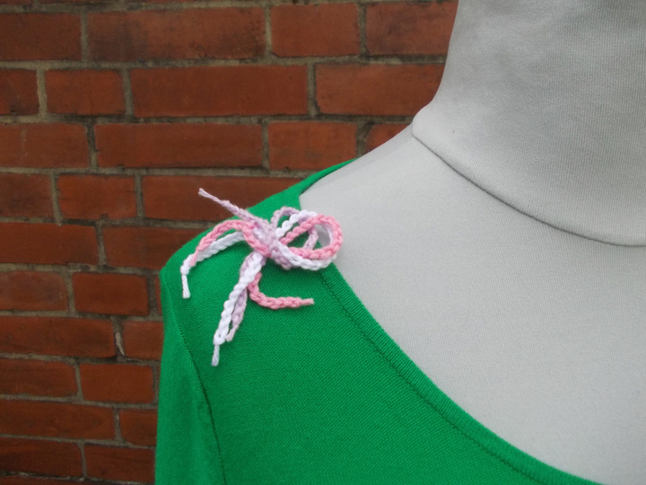 Sammelanleitung für 1. Häkelschal mit Rosenbommeln, 2. Häkelkette mit Rosenblatt, 3. Häkelkette mit Rosenbommeln, 4. Häkelblätter/Blüten, Ensemble "Rosenträume"