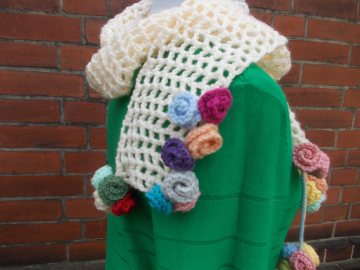 Sammelanleitung für 1. Häkelschal mit Rosenbommeln, 2. Häkelkette mit Rosenblatt, 3. Häkelkette mit Rosenbommeln, 4. Häkelblätter/Blüten, Ensemble "Rosenträume"