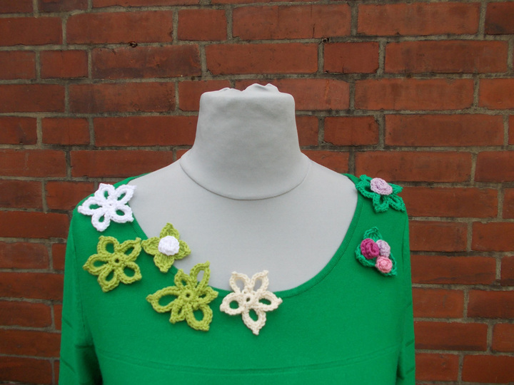 Sammelanleitung für 1. Häkelschal mit Rosenbommeln, 2. Häkelkette mit Rosenblatt, 3. Häkelkette mit Rosenbommeln, 4. Häkelblätter/Blüten, Ensemble "Rosenträume"