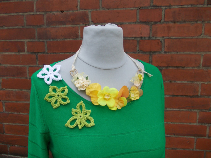 Sammelanleitung für 1. Häkelschal mit Rosenbommeln, 2. Häkelkette mit Rosenblatt, 3. Häkelkette mit Rosenbommeln, 4. Häkelblätter/Blüten, Ensemble "Rosenträume"