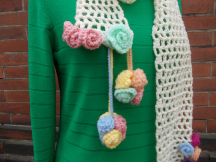 Sammelanleitung für 1. Häkelschal mit Rosenbommeln, 2. Häkelkette mit Rosenblatt, 3. Häkelkette mit Rosenbommeln, 4. Häkelblätter/Blüten, Ensemble "Rosenträume"