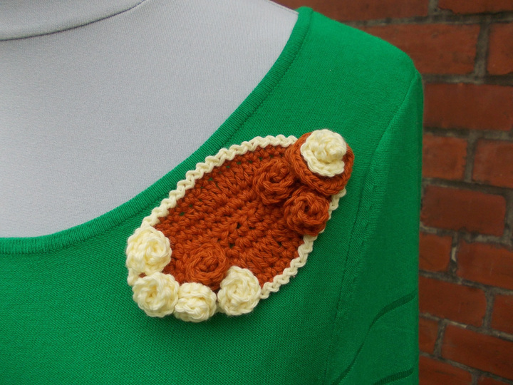 Sammelanleitung für 1. Häkelschal mit Rosenbommeln, 2. Häkelkette mit Rosenblatt, 3. Häkelkette mit Rosenbommeln, 4. Häkelblätter/Blüten, Ensemble "Rosenträume"