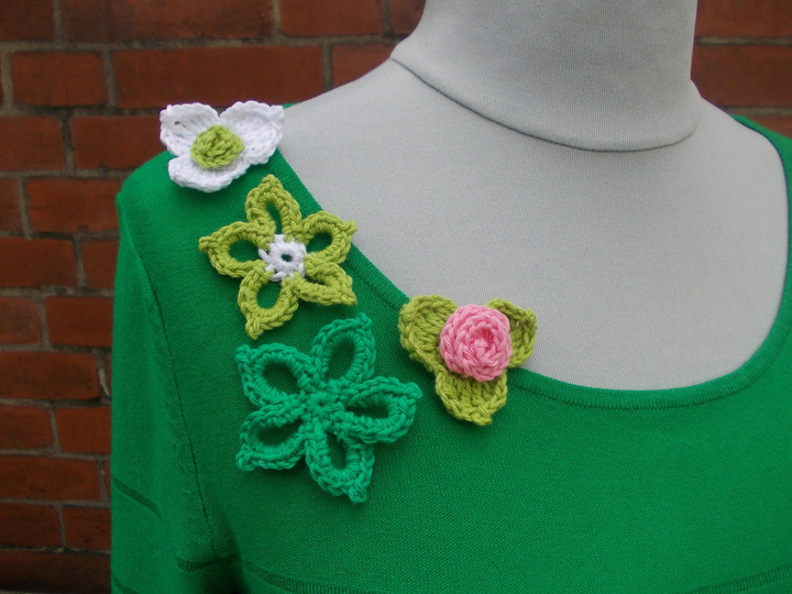 Sammelanleitung für 1. Häkelschal mit Rosenbommeln, 2. Häkelkette mit Rosenblatt, 3. Häkelkette mit Rosenbommeln, 4. Häkelblätter/Blüten, Ensemble "Rosenträume"