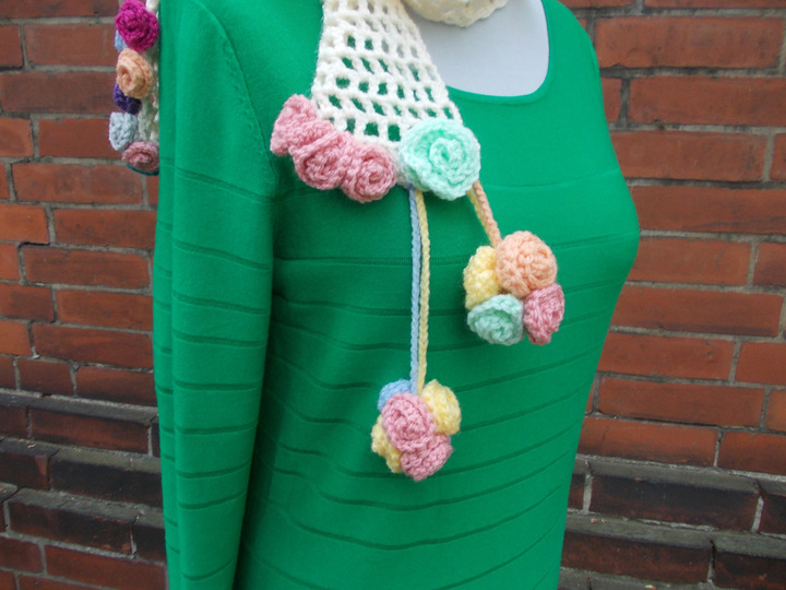 Sammelanleitung für 1. Häkelschal mit Rosenbommeln, 2. Häkelkette mit Rosenblatt, 3. Häkelkette mit Rosenbommeln, 4. Häkelblätter/Blüten, Ensemble "Rosenträume"