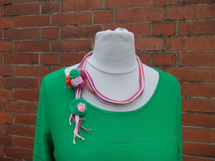 Sammelanleitung für 1. Häkelschal mit Rosenbommeln, 2. Häkelkette mit Rosenblatt, 3. Häkelkette mit Rosenbommeln, 4. Häkelblätter/Blüten, Ensemble "Rosenträume"