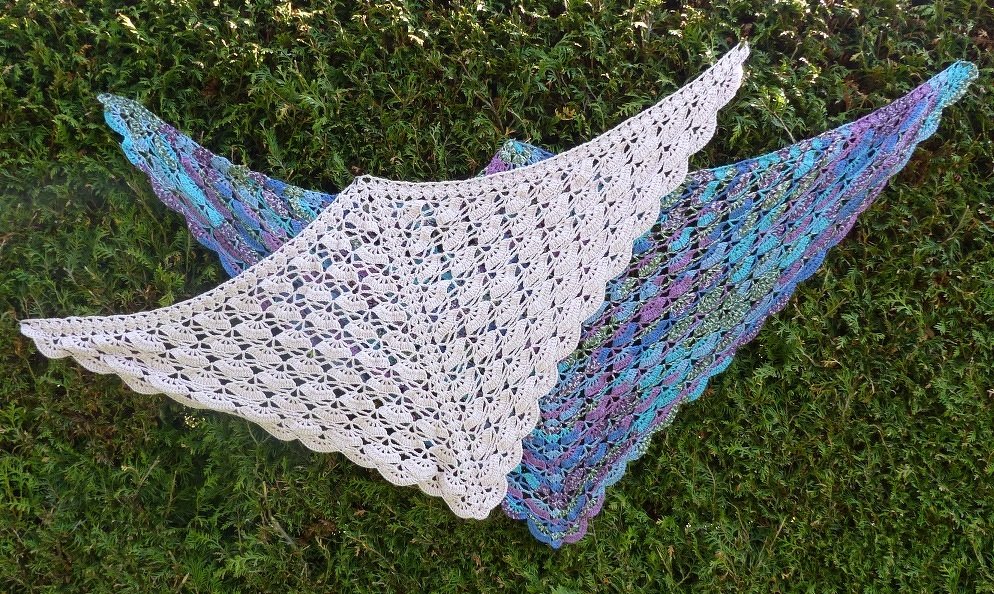 "Beache°2" gehäkeltes Dreieckstuch mit Muschelmuster - Bild 4