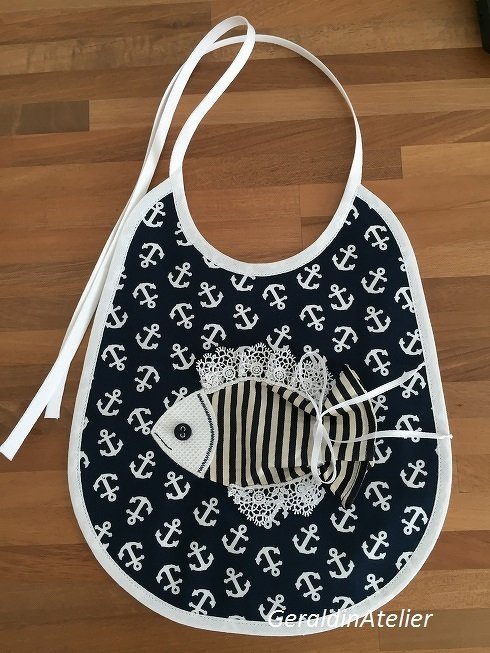 Das Lätzchen mit Fischli-Motiv für die Kleinen