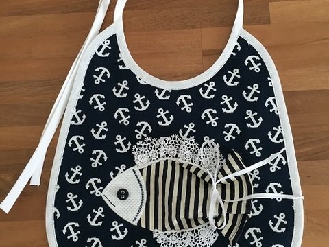 Das Lätzchen mit Fischli-Motiv für die Kleinen
