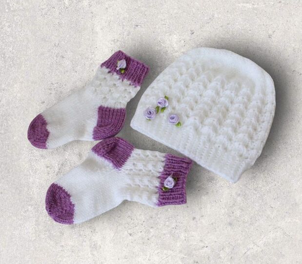 Strickanleitung Baby-Set, Mütze, Socken Ajourmuster ca. 5 - 12 Monate #090