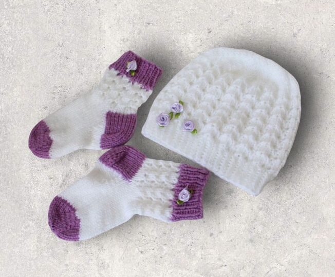 Strickanleitung Baby-Set, Mütze, Socken Ajourmuster ca. 5 - 12 Monate #090