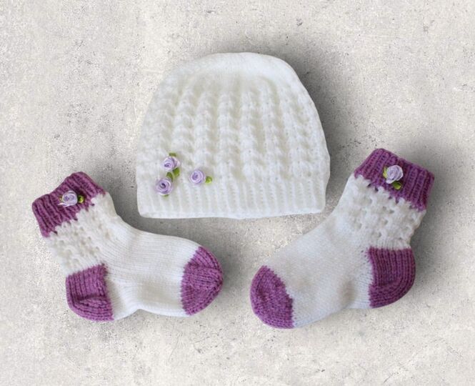 Strickanleitung Baby-Set, Mütze, Socken Ajourmuster ca. 5 - 12 Monate #090