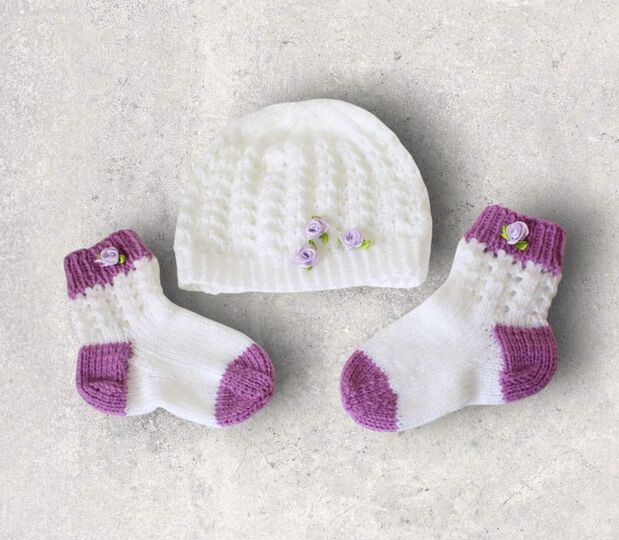 Strickanleitung Baby-Set, Mütze, Socken Ajourmuster ca. 5 - 12 Monate #090