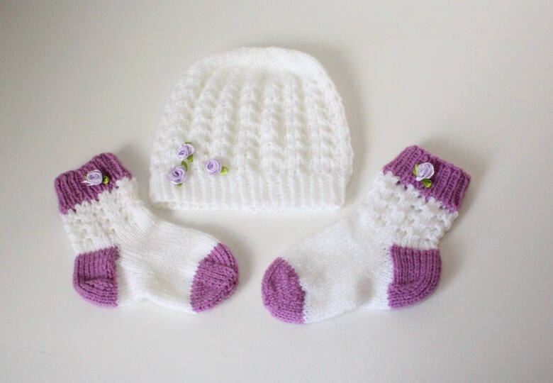Strickanleitung Baby-Set, Mütze und Socken Ajourmuster ca. 5 - 12 Monate