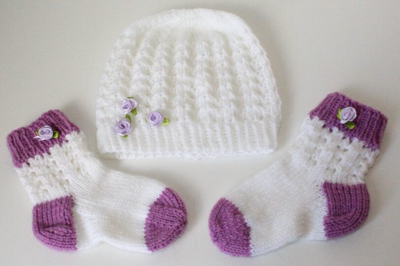Strickanleitung Baby-Set, Mütze und Socken Ajourmuster ca. 5 - 12 Monate
