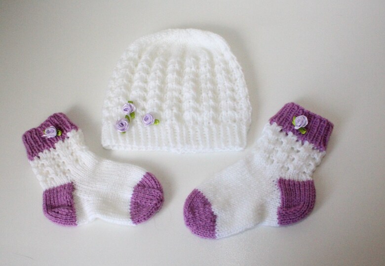 Strickanleitung Baby-Set, Mütze und Socken Ajourmuster ca. 5 - 12 Monate