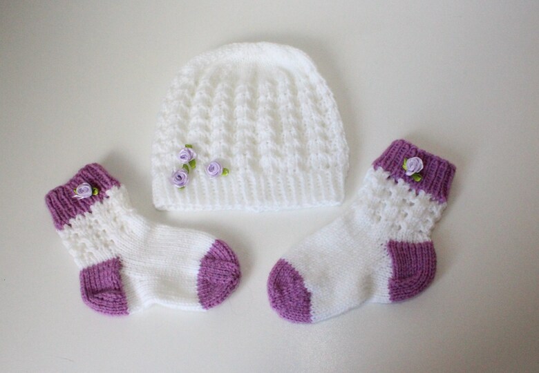 Strickanleitung Baby-Set, Mütze und Socken Ajourmuster ca. 5 - 12 Monate