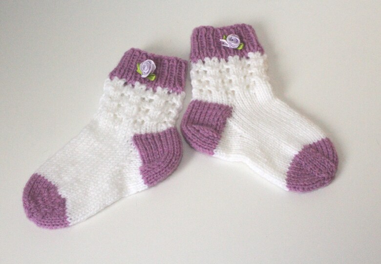 Strickanleitung Baby-Set, Mütze und Socken Ajourmuster ca. 5 - 12 Monate