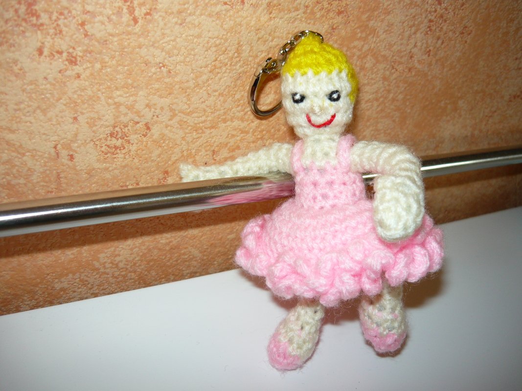 Mini Amigurumi Ballerina mit rosa Kleid und Metallring als Schlüsselanhänger