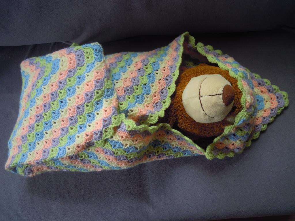 Häkelanleitung Babydecke "Izzi" mit Kapuze in Muschelmuster - Bild 3