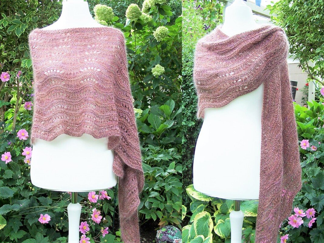Zwei Ansichten eines asymmetrischen roséfarbenen gestrickten Tuchs an einer Büste