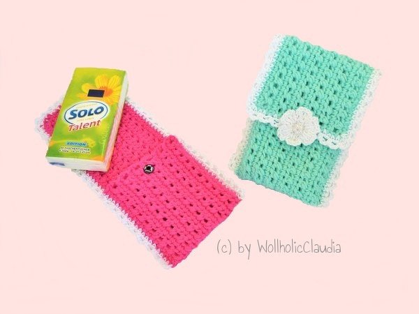 Zwei gehäkelte Taschentuchhüllen, eine offene pinke mit Druckknopf und eine geschlossene mintgrüne mit weißer Blütenapplikation; beide mit weißem Spitzenrand.