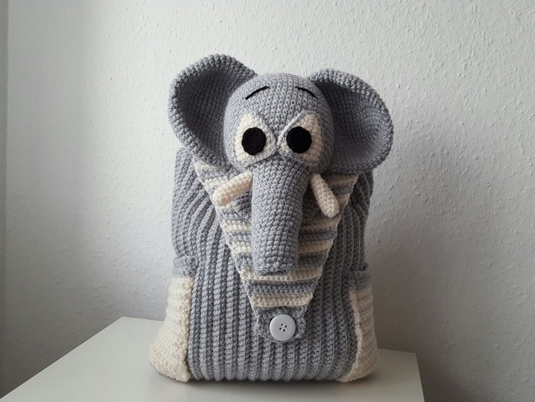 Gehäkelter Elefanten-Rucksack in Grau und Creme mit Frontklappe, Rüssel und großen Ohren