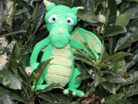Drache mit Ei häkeln – sitzender Drache mit Flügeln (deutsche Anleitung)
