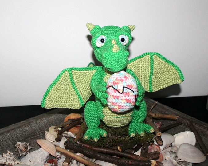 Drache mit Ei häkeln – sitzender Drache mit Flügeln (deutsche Anleitung)