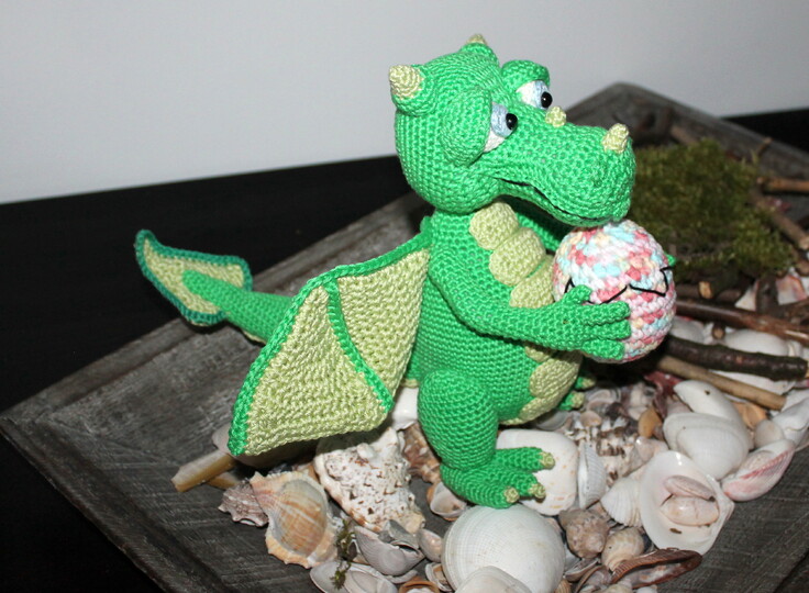 Drache mit Ei häkeln – sitzender Drache mit Flügeln (deutsche Anleitung)