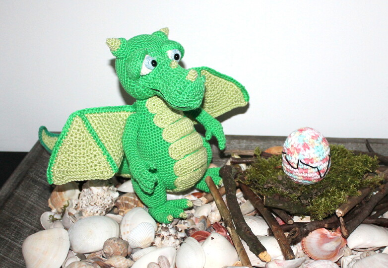 Drache mit Ei häkeln – sitzender Drache mit Flügeln (deutsche Anleitung)