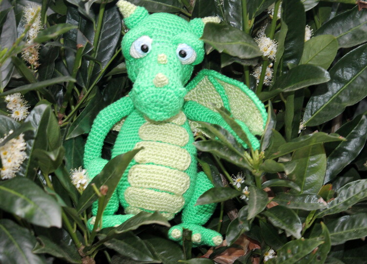 Drache mit Ei häkeln – sitzender Drache mit Flügeln (deutsche Anleitung)