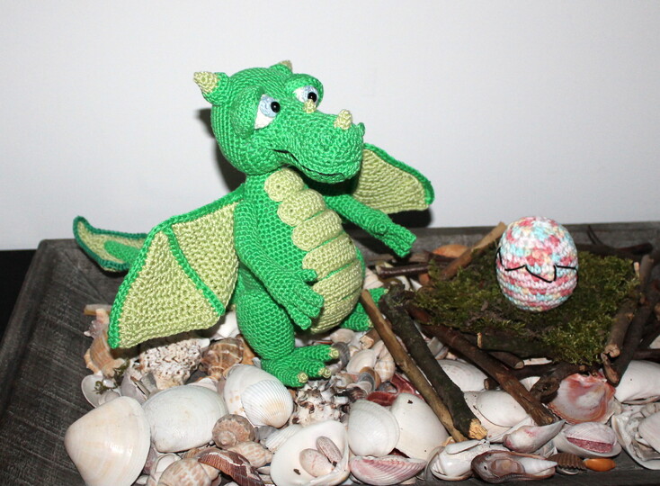 Drache mit Ei häkeln – sitzender Drache mit Flügeln (deutsche Anleitung)