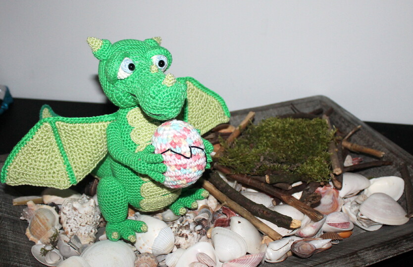 Drache mit Ei häkeln – sitzender Drache mit Flügeln (deutsche Anleitung)