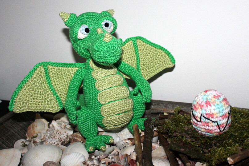 Drache mit Ei häkeln – sitzender Drache mit Flügeln (deutsche Anleitung)