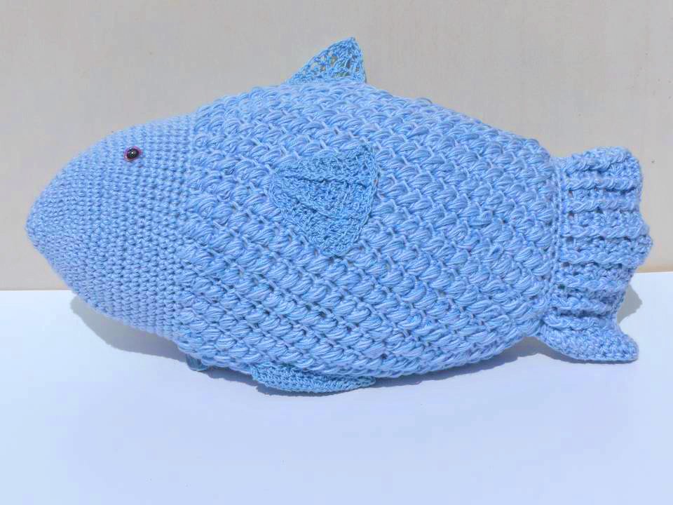 Blauer gehäkelter Amigurumi-Fisch mit strukturierter Maschenarbeit