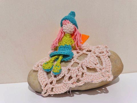 Elfe auf Stein zum Häkeln