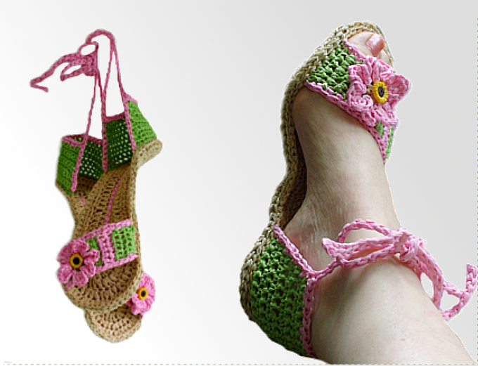 Zwei handgehäkelte Damen-Ballerinas in Grün und Rosa mit Blumenapplikationen; eine getragen, eine hängend