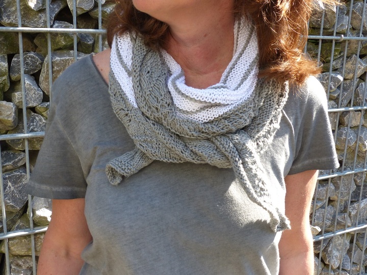 Weiß-Graues Dreieckstuch mit Wellenmuster, Strickanleitung