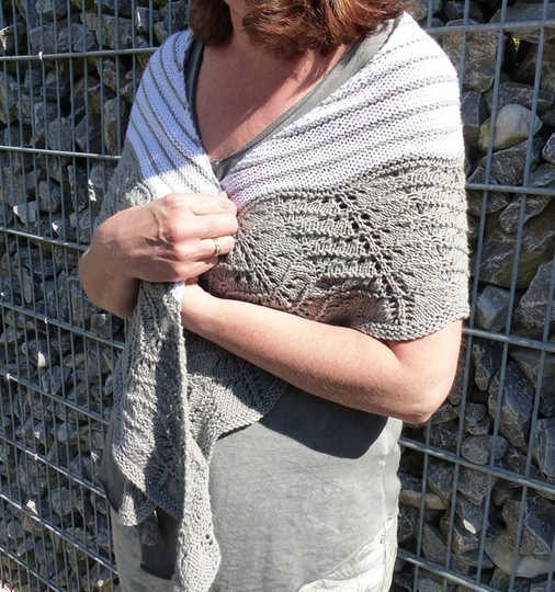 Weiß-Graues Dreieckstuch mit Wellenmuster, Strickanleitung