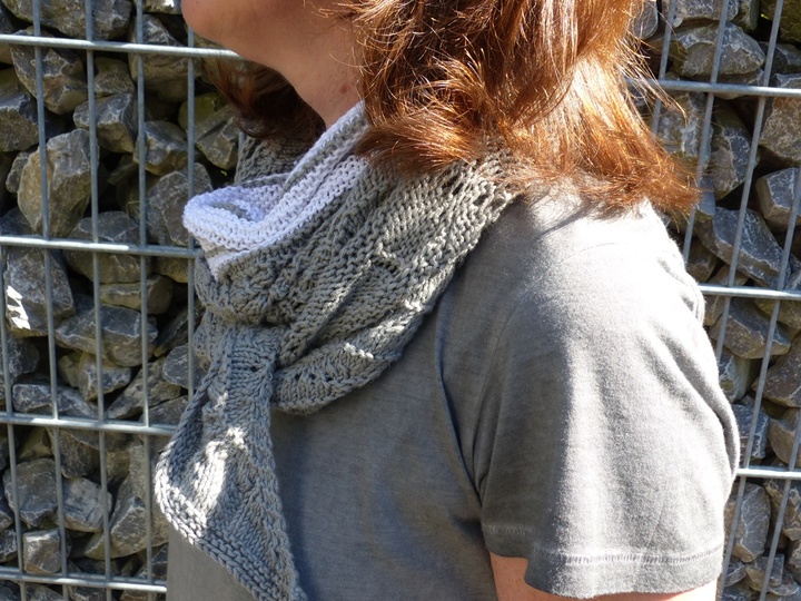 Weiß-Graues Dreieckstuch mit Wellenmuster, Strickanleitung