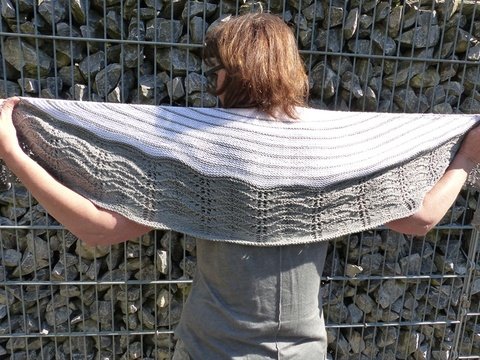 Weiß-Graues Dreieckstuch mit Wellenmuster, Strickanleitung