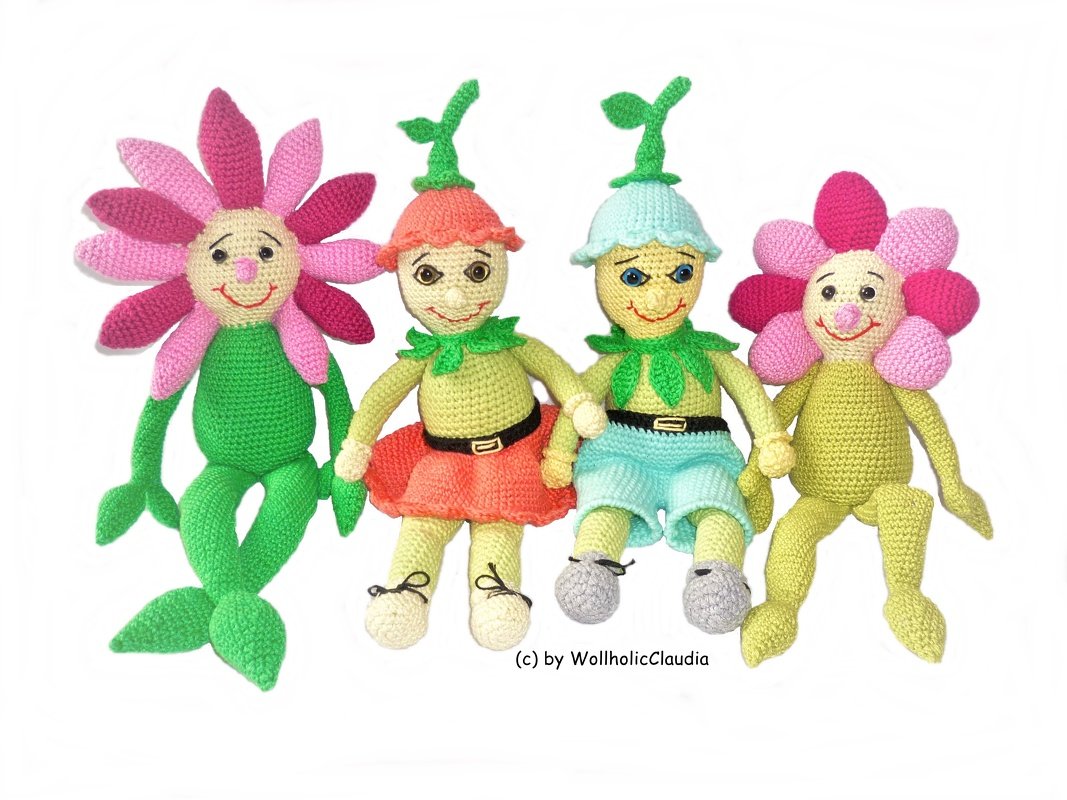 Vier gehäkelte Figuren: zwei Blumenkinder und zwei Wichtel