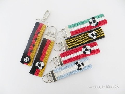 Fan-Schlüsselband mit Fußball-Applikation, gehäkelt
